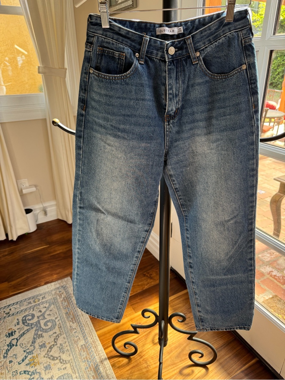 JustFab Woman Medium Blue Straight-Leg Jeans Size 29 EUC